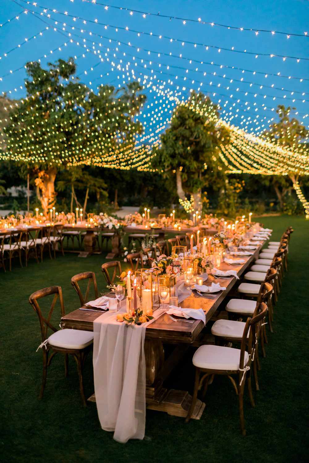 Pretty-dinning-table-decor-for-wedding-evening-guest-with-lots-of-fairy-lights.